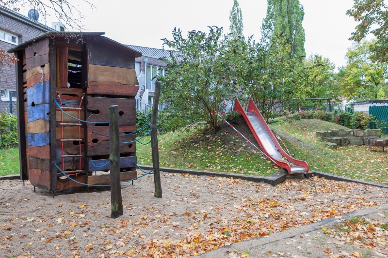 Im Kletterhaus lässt sich prima "Eisdiele" spielen. Im Winter mit Schnee nutzen die Kinder den Hügel auch gerne als Rodelbahn.