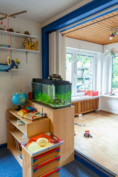 Im Baubereich können die Kinder mit verschiedenen Materialien kreativ spielen und bauen.