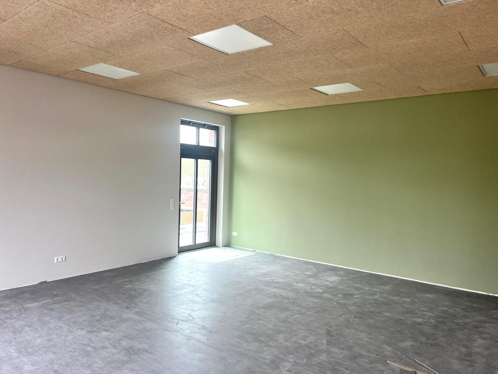 Ein Gruppenraum mit einer farbig gestrichenen Wand